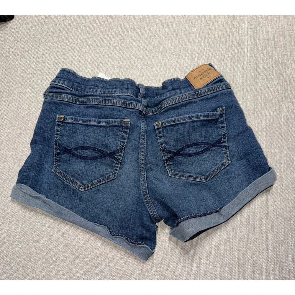 Abercrombie & Fitch Womens Medium Wash Low Rise Cuffed Denim Shorts Size 6 28